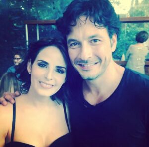 Ximena Herrera Instagram - Después de haber leído las palabras llenas de agradecimiento, anécdotas y nostalgia que publicaron mis queridos @raulmijomendez y @joshuamintzoficial por la celebración de #10ANIVERSARIO del @elsenordeloscielos , no puedo evitar compartir unas mías…
Existen proyectos, productores, directores , televisoras, castineras, etc… que muchas veces no ven el potencial de un producto original, empezando por el elenco… y sin embargo existen otros que sí!!!!! En eso nos vamos a enfocar.  La serie  del ESDLC ✈️, nunca estuvo contemplada para convertirse en un fenómeno ni llegar a las temporadas que hoy lleva. A esta “propuesta”, que aparentemente duraría 3 meses al aire , nos unimos un grupo de actores que tuvimos la OPORTUNIDAD de que creyeran en nosotros y en nuestro trabajo y así , junto con excelentes productores, escritores, directores y compañeros detrás de cámaras… se logró cambiar la historia de la televisión latina y en USA 🤧. Yo sé que no me he cansado de agradecerles tanto a @joshuamintzoficial y a mi amada @anaceliaurquidi por CONFIAR en una actriz que llevaba 10 años esperando un personaje que le cambiara la vida y le abriera más oportunidades en esta industria tan competitiva. Gracias , gracias, gracias…. Nuevamente por ese viaje impredecible, complejo y arriesgado proyecto en donde me dieron la libertad de crear a #LaXimena … GRACIAS @telemundo , @zelkoland , @marthagodoy2000 , stopello y a TODOS los involucrados.. (la lista es interminable). Los llevo en mi corazón por SIEMPRE. #Arre ✈️♾️ #tbt