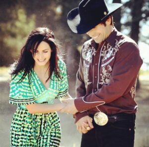 Ximena Herrera Instagram - Después de haber leído las palabras llenas de agradecimiento, anécdotas y nostalgia que publicaron mis queridos @raulmijomendez y @joshuamintzoficial por la celebración de #10ANIVERSARIO del @elsenordeloscielos , no puedo evitar compartir unas mías…
Existen proyectos, productores, directores , televisoras, castineras, etc… que muchas veces no ven el potencial de un producto original, empezando por el elenco… y sin embargo existen otros que sí!!!!! En eso nos vamos a enfocar.  La serie  del ESDLC ✈️, nunca estuvo contemplada para convertirse en un fenómeno ni llegar a las temporadas que hoy lleva. A esta “propuesta”, que aparentemente duraría 3 meses al aire , nos unimos un grupo de actores que tuvimos la OPORTUNIDAD de que creyeran en nosotros y en nuestro trabajo y así , junto con excelentes productores, escritores, directores y compañeros detrás de cámaras… se logró cambiar la historia de la televisión latina y en USA 🤧. Yo sé que no me he cansado de agradecerles tanto a @joshuamintzoficial y a mi amada @anaceliaurquidi por CONFIAR en una actriz que llevaba 10 años esperando un personaje que le cambiara la vida y le abriera más oportunidades en esta industria tan competitiva. Gracias , gracias, gracias…. Nuevamente por ese viaje impredecible, complejo y arriesgado proyecto en donde me dieron la libertad de crear a #LaXimena … GRACIAS @telemundo , @zelkoland , @marthagodoy2000 , stopello y a TODOS los involucrados.. (la lista es interminable). Los llevo en mi corazón por SIEMPRE. #Arre ✈️♾️ #tbt