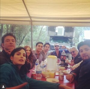 Ximena Herrera Instagram - Después de haber leído las palabras llenas de agradecimiento, anécdotas y nostalgia que publicaron mis queridos @raulmijomendez y @joshuamintzoficial por la celebración de #10ANIVERSARIO del @elsenordeloscielos , no puedo evitar compartir unas mías…
Existen proyectos, productores, directores , televisoras, castineras, etc… que muchas veces no ven el potencial de un producto original, empezando por el elenco… y sin embargo existen otros que sí!!!!! En eso nos vamos a enfocar.  La serie  del ESDLC ✈️, nunca estuvo contemplada para convertirse en un fenómeno ni llegar a las temporadas que hoy lleva. A esta “propuesta”, que aparentemente duraría 3 meses al aire , nos unimos un grupo de actores que tuvimos la OPORTUNIDAD de que creyeran en nosotros y en nuestro trabajo y así , junto con excelentes productores, escritores, directores y compañeros detrás de cámaras… se logró cambiar la historia de la televisión latina y en USA 🤧. Yo sé que no me he cansado de agradecerles tanto a @joshuamintzoficial y a mi amada @anaceliaurquidi por CONFIAR en una actriz que llevaba 10 años esperando un personaje que le cambiara la vida y le abriera más oportunidades en esta industria tan competitiva. Gracias , gracias, gracias…. Nuevamente por ese viaje impredecible, complejo y arriesgado proyecto en donde me dieron la libertad de crear a #LaXimena … GRACIAS @telemundo , @zelkoland , @marthagodoy2000 , stopello y a TODOS los involucrados.. (la lista es interminable). Los llevo en mi corazón por SIEMPRE. #Arre ✈️♾️ #tbt