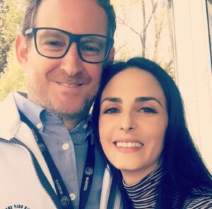 Ximena Herrera Instagram - Después de haber leído las palabras llenas de agradecimiento, anécdotas y nostalgia que publicaron mis queridos @raulmijomendez y @joshuamintzoficial por la celebración de #10ANIVERSARIO del @elsenordeloscielos , no puedo evitar compartir unas mías…
Existen proyectos, productores, directores , televisoras, castineras, etc… que muchas veces no ven el potencial de un producto original, empezando por el elenco… y sin embargo existen otros que sí!!!!! En eso nos vamos a enfocar.  La serie  del ESDLC ✈️, nunca estuvo contemplada para convertirse en un fenómeno ni llegar a las temporadas que hoy lleva. A esta “propuesta”, que aparentemente duraría 3 meses al aire , nos unimos un grupo de actores que tuvimos la OPORTUNIDAD de que creyeran en nosotros y en nuestro trabajo y así , junto con excelentes productores, escritores, directores y compañeros detrás de cámaras… se logró cambiar la historia de la televisión latina y en USA 🤧. Yo sé que no me he cansado de agradecerles tanto a @joshuamintzoficial y a mi amada @anaceliaurquidi por CONFIAR en una actriz que llevaba 10 años esperando un personaje que le cambiara la vida y le abriera más oportunidades en esta industria tan competitiva. Gracias , gracias, gracias…. Nuevamente por ese viaje impredecible, complejo y arriesgado proyecto en donde me dieron la libertad de crear a #LaXimena … GRACIAS @telemundo , @zelkoland , @marthagodoy2000 , stopello y a TODOS los involucrados.. (la lista es interminable). Los llevo en mi corazón por SIEMPRE. #Arre ✈️♾️ #tbt