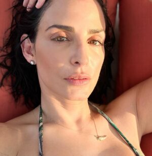 Ximena Herrera Instagram - La vida no es una tecnología, ni una ciencia. La vida es un arte, has de sentirla. Es como el caminar por una cuerda floja. #Osho #VibraBonito 🧿🧶