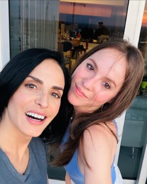 Ximena Herrera Instagram - Mi vida, mi tiempo, mi trabajo, mis errores, mis aciertos, son míos y son parte de la mujer en la que me he convertido.
Qué afortunada soy por haber tomado siempre el camino más largo y complicado porque me ha empoderado en todos los sentidos. Se puede salir adelante sin pisotear a NADIE, sin escándalos, sin desesperación y sin depender de nadie.
No es fácil, pero nada de lo que vale la pena en la vida, lo es. 
Gracias a todos los que me acompañan todos los días es esta nueva forma de comunicarnos. Los valoro muchísimo. Y gracias a todos los que me enseñaron que no existe amor más grande que el propio. ☺️🙌🙏💕 #VibraBonito #CreeEnTi #NoCompitasConNadie #setumejorversion #CumpleTusMetas #Resiliencia 🌱 #FemalePower 🙌