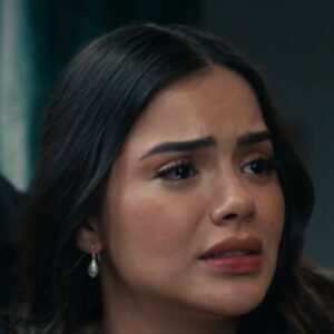 Ximena Herrera Instagram - ¿De qué lado estás en este asunto? 😰 ¿De Nuria o Amelia? #VuelveAMi
