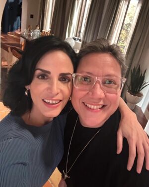 Ximena Herrera Instagram - Mi vida, mi tiempo, mi trabajo, mis errores, mis aciertos, son míos y son parte de la mujer en la que me he convertido.
Qué afortunada soy por haber tomado siempre el camino más largo y complicado porque me ha empoderado en todos los sentidos. Se puede salir adelante sin pisotear a NADIE, sin escándalos, sin desesperación y sin depender de nadie.
No es fácil, pero nada de lo que vale la pena en la vida, lo es. 
Gracias a todos los que me acompañan todos los días es esta nueva forma de comunicarnos. Los valoro muchísimo. Y gracias a todos los que me enseñaron que no existe amor más grande que el propio. ☺️🙌🙏💕 #VibraBonito #CreeEnTi #NoCompitasConNadie #setumejorversion #CumpleTusMetas #Resiliencia 🌱 #FemalePower 🙌