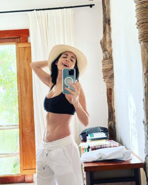 Ximena Herrera Instagram - Hacer una pausa en lugar de llenar inmediatamente el espacio es una experiencia transformadora. Cuando esperamos, empezamos a conectar tanto con la inquietud fundamental como con la amplitud fundamental. #PemaChodron