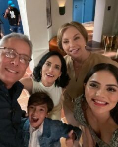 Ximena Herrera Instagram - Mi vida, mi tiempo, mi trabajo, mis errores, mis aciertos, son míos y son parte de la mujer en la que me he convertido. Qué afortunada soy por haber tomado siempre el camino más largo y complicado porque me ha empoderado en todos los sentidos. Se puede salir adelante sin pisotear a NADIE, sin escándalos, sin desesperación y sin depender de nadie. No es fácil, pero nada de lo que vale la pena en la vida, lo es. Gracias a todos los que me acompañan todos los días es esta nueva forma de comunicarnos. Los valoro muchísimo. Y gracias a todos los que me enseñaron que no existe amor más grande que el propio. ☺️🙌🙏💕 #VibraBonito #CreeEnTi #NoCompitasConNadie #setumejorversion #CumpleTusMetas #Resiliencia 🌱 #FemalePower 🙌