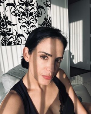 Ximena Herrera Instagram - Mi vida, mi tiempo, mi trabajo, mis errores, mis aciertos, son míos y son parte de la mujer en la que me he convertido.
Qué afortunada soy por haber tomado siempre el camino más largo y complicado porque me ha empoderado en todos los sentidos. Se puede salir adelante sin pisotear a NADIE, sin escándalos, sin desesperación y sin depender de nadie.
No es fácil, pero nada de lo que vale la pena en la vida, lo es. 
Gracias a todos los que me acompañan todos los días es esta nueva forma de comunicarnos. Los valoro muchísimo. Y gracias a todos los que me enseñaron que no existe amor más grande que el propio. ☺️🙌🙏💕 #VibraBonito #CreeEnTi #NoCompitasConNadie #setumejorversion #CumpleTusMetas #Resiliencia 🌱 #FemalePower 🙌