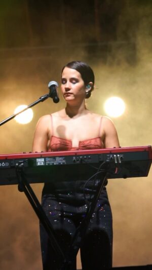 Ximena Sariñana Instagram - Esta canción icónica significa mucho para mí y ha sido un verdadero honor poder interpretarla. Espero que sientan la misma magia y nostalgia que sentí al cantarla. 🫶🏼