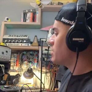 Ximena Sariñana Instagram - Una hermosa canción que empezamos hace más de un año por fin está afuera!! 🥲

Cuando @nsqkk y yo conocimos a @ximenamusic no nos imaginamos que un año después estaríamos haciendo algo tan bonito!! Fue un gusto conocernos cuando estrenamos Braille y un gusto mucho más grande poder juntarnos para hacer una canción así de bella 🫶🏼

Gracias a todos los que participaron, fue un proceso increíble desde conocernos hasta grabar un video con los perros más bonitos 🤍🐕🐕

Hoy esta canción ya es suya, que la disfruten!

Si Esto Es.
