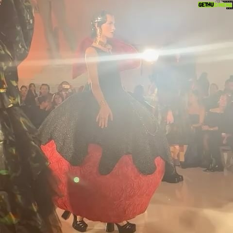Ximena Sariñana Instagram - De esas experiencias increíbles, una pasarela espectacular 🫶🏼. @armandotakeda @fashionweekmx #disney