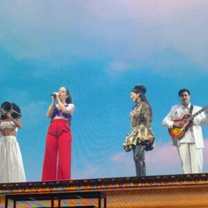 Ximena Sariñana Instagram - @monleferte , gracias por hacerme parte de tu universo, me inspira tanto cada que te escucho cantar y que compartimos! Una bestialidad tu show, te adoro ❤️

📷 @mayraortizph & @cerezatelio