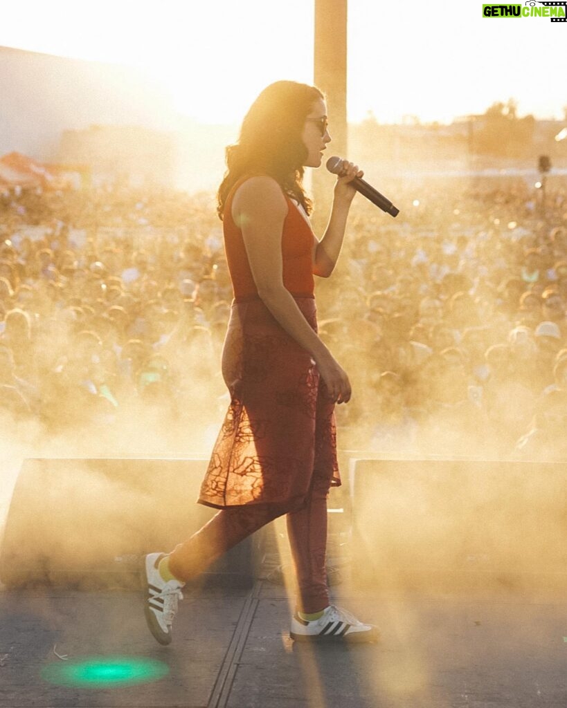 Ximena Sariñana Instagram - ¡Amigos de Chile! El Viernes 15 de marzo del 2024 estaré en el escenario del Lollapalooza Chile, lista para compartir mi música con todos ustedes. Será un show lleno de energía y emociones. ¡No puedo esperar para vivir este momento único junto a ustedes! @lollapaloozacl 📷 @apanauu & @bebosik