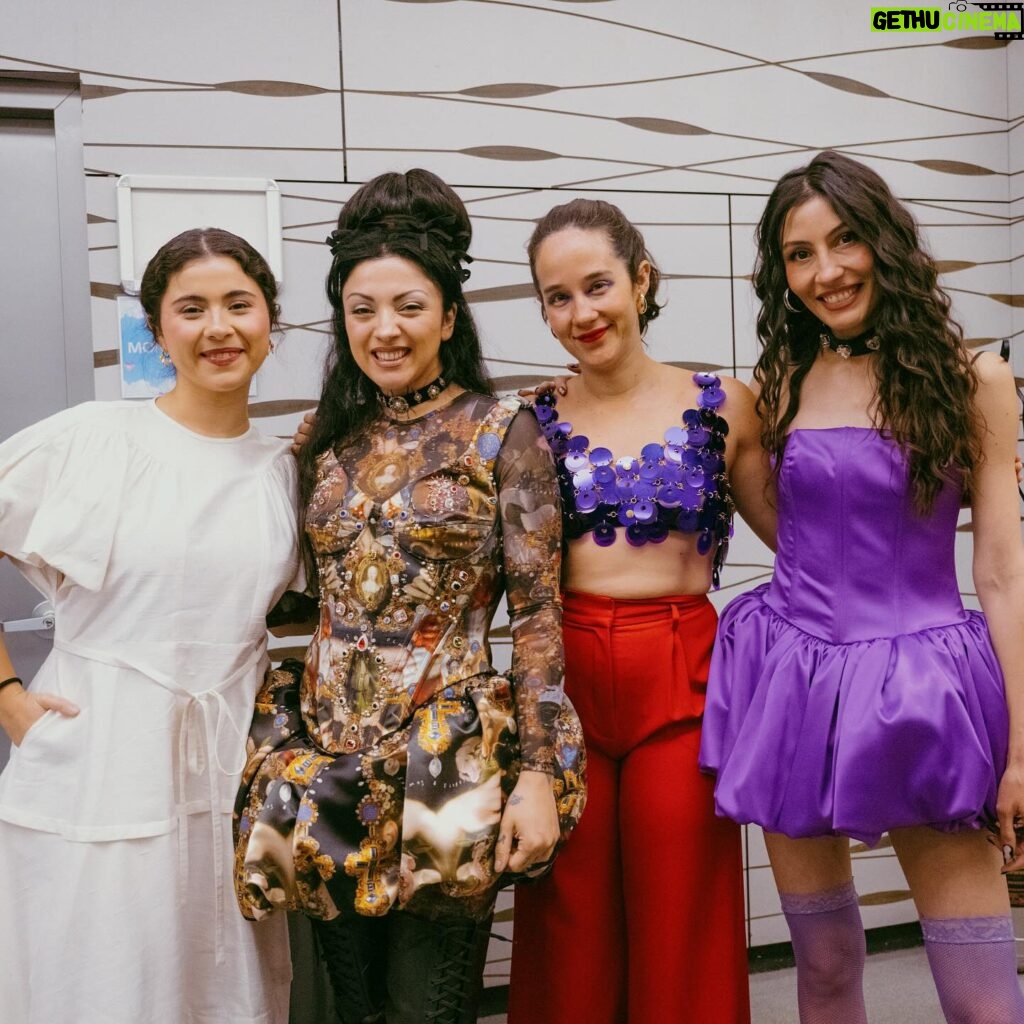 Ximena Sariñana Instagram - @monleferte , gracias por hacerme parte de tu universo, me inspira tanto cada que te escucho cantar y que compartimos! Una bestialidad tu show, te adoro ❤️ 📷 @mayraortizph & @cerezatelio