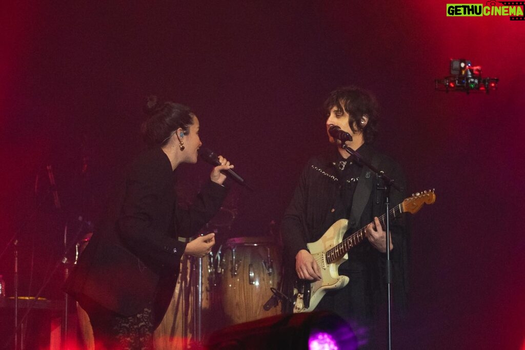 Ximena Sariñana Instagram - Gracias @iamsiddhartha por compartir esta preciosa noche conmigo, estuvo increíble 🫶🏼 📷 @apanauu @cerezatelio