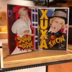 Xuxa Instagram - Hoje é dia de folia e a loira quer convidar você para assistir “Xuxa: O Show” e “Xuxa Festa (Ao Vivo)” completinhos no canal de YouTube oficial da rainha! 💋🙅🏽‍♀️✨