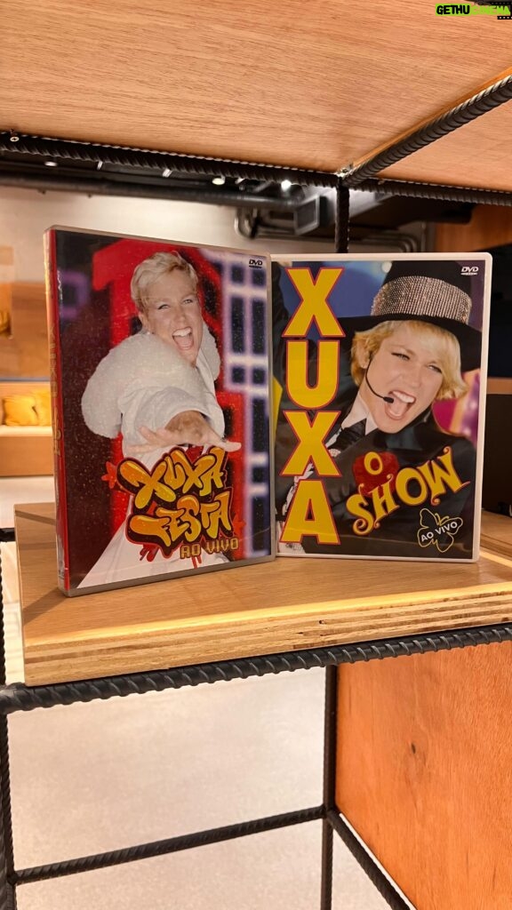 Xuxa Instagram - Hoje é dia de folia e a loira quer convidar você para assistir “Xuxa: O Show” e “Xuxa Festa (Ao Vivo)” completinhos no canal de YouTube oficial da rainha! 💋🙅🏽‍♀️✨