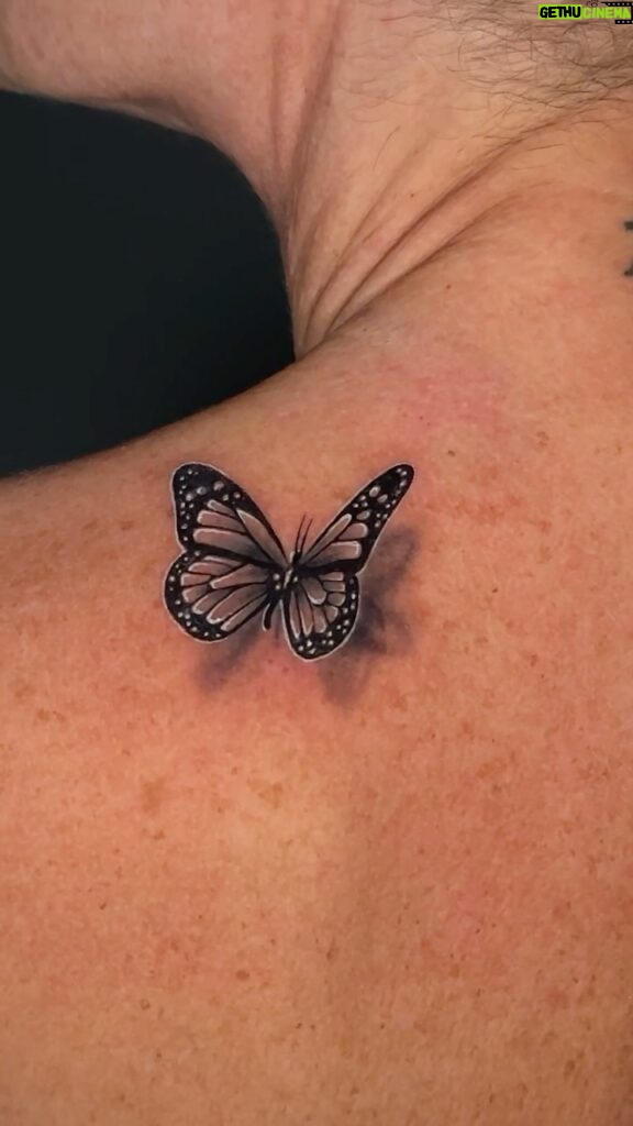 Xuxa Instagram - Minha nova tattoo… gostaram? 🦋 @isabelabadinitattoo 💋❌