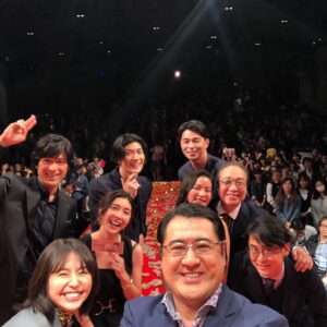 Yûko Takeuchi Instagram - ・
面白くて楽しくて痛快で
大好きコンフィデンスマンjp❣️
あの3人（ 五十嵐）が
映画になって帰ってくるよ

空から降るボクちゃんのお札を
手に入れました
皆さんとのこの写真とともに
私のお宝になりました❣️ #映画コンフィデンスマンjp

5/17日公開‼️ですよね‼️