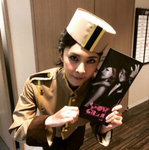 Yûko Takeuchi Instagram - ・
#ショーガール千秋楽
#ルームサービス係してきた
#待つ時の緊張
#素敵なお花をありがとう❤︎