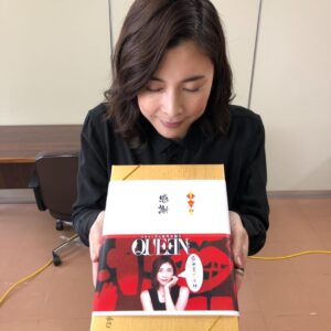 Yûko Takeuchi Instagram - ・
#ドラマQueen

最終回の放送が
終わったぞぉ〜〜っ‼️
皆さま、ご視聴くださりありがとうございました😊

皆んなで頑張ったので、
今日この瞬間が来ることが
有り難く❣️感無量です✨