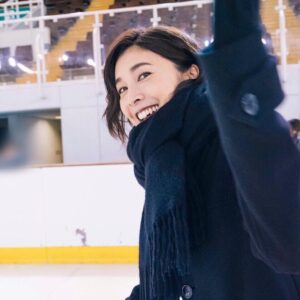 Yûko Takeuchi Instagram - ・
#スキャンダル専門弁護士

マネ：プライド以来のスケートですね
竹：うん、大丈夫（多分）  いけるよいってくるわ
マネ：…腰引けてるけど？
（氷見がスケート出来るか否か
真相は第三話にて）