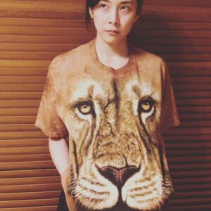 Yûko Takeuchi Instagram - ・
アヤコのお土産Ｔシャツ

ガンジーの次は
…その前に南極🇦🇶もあったね。

お、おかえり。