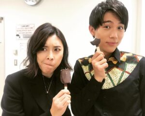 Yûko Takeuchi Instagram - ・
#ドラマQUEEN
#休憩中に貪る
#パルム姐と中川大志