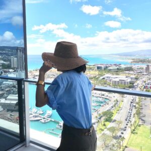 Yûko Takeuchi Instagram - ・
ある日ハワイで待ち合わせ🏝

最初は良かったのだけど、
高い所が怖くて…
皆さん早く来て‼️と、震えてました。

3/19（火）19:00〜22:54
「ザ！世界仰天ニュース 春の4時間スペシャル」
ハワイ仰天物件探し！