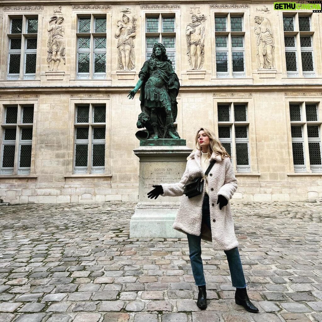 Yael Grobglas Instagram - Look natural #paris
