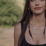 Yael Shelbia Instagram - יום שמחת תורה ה7.10 בוקר שבת שהעירה את כולנו לבוקר השחור ביותר . פתאום התחילו דיבורים על המסיבה של הנובה ושיש ״ ניצולים ״ הפיצו דפים ורשימות ואז אני רואה שובל בוסקילה נהריה אחת מחברות הילדות שלי שהייתה בנובה .. לא נפגשנו שנים ולא דיברנו שנים ראיתי את השם שלה ולא האמנתי שזה קורה חייגתי לאמא שלה מיד הבנתי שהיא ניצלה ושהיא תהיה בסדר אחרי כמה ימים פנו אליי מפרויקט פרידום דנסרס הרגשתי שאני חייבת לשבת איתה לשמוע ושגם אתם תשמעו את הסיפור שלה אני בטוחה שכמעט כל אחד מכם מכיר מישהו שמכיר מישהו שחווה חוויה נוראית אז פונה אליכם תחזקו אותם , תחבקו אותם ותדאגו שהם ואנחנו לעולם לא נפסיק לרקוד רוצה לשלוח מכאן חיזוקים לכולם ושבע״ה נדע ימים טובים יותר במהרה שובל שלי אוהבת אותך ומשתתפת בצער המשפחות שאיבדו את יקיריהם 🙏🏻 עם ישראל חי