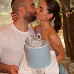 Yael Shelbia Instagram - אהוב שלי זהו הגעת לגיל 30 היינו אמורים לחגוג עכשיו , אבל המציאות קצת אחרת. והאמת שהדבר הכי חשוב זה שאתה פה לצידי בריא ושלם. מה7 לאוקטובר החרדה והפחד תקפו אותי לילות של בכי בלי שינה ואתה תמיד פה מחבק ומרגיע אותי עד שאני נרדמת וכל בוקר מעיר אותי ומזכיר לי שזה הזמן לתת מעצמי ולעשות כמה שיותר למען האחר. 24/7 של נתינה מהבוקר עד הלילה. קם ישר לחמ״ל ומשם ממשיך לחיילים, לפצועים ולמשפחות שכולות. רואה ושומע דברים שלא כל אחד יכול להכיל ובאותה נשימה עסוק בלשמח את אותם אנשים, לשיר להם והעיקר להעלות להם חיוך על הפנים. לראות אותך מהצד ולבכות מהתרגשות ושתדע שאני גאה בך, בנשמה שאתה. אוהבת אותך ותמיד פה לצידך. אז תודה שאתה שלי. אני מאחלת לעצמי כל בוקר להתעורר לצידך ולראות אותך מניח תפילין חולמת כל שישי להדליק נרות ולהביא לך נשיקה במצח לגדול איתך ביחד שני ילדים בלי פחד. מתפללת שרק תהיה בריא ומאושר ותגשים כל חלום בעזרת ה׳ אני רוצה שתדע שאני תמיד שלך מהיום שנפגשנו ועד הנצח ♥️ בעזרת ה׳ שנדע ימים טובים יותר מאושרים יותר יום הולדת שמח עומר שלי אני אוהבת אותך ♥️