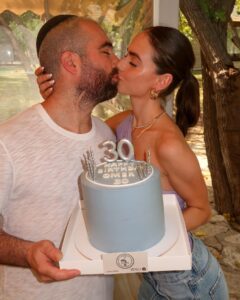 Yael Shelbia Instagram - אהוב שלי זהו הגעת לגיל 30 היינו אמורים לחגוג עכשיו , אבל המציאות קצת אחרת. והאמת שהדבר הכי חשוב זה שאתה פה לצידי בריא ושלם. מה7 לאוקטובר החרדה והפחד תקפו אותי לילות של בכי בלי שינה ואתה תמיד פה מחבק ומרגיע אותי עד שאני נרדמת וכל בוקר מעיר אותי ומזכיר לי שזה הזמן לתת מעצמי ולעשות כמה שיותר למען האחר. 24/7 של נתינה מהבוקר עד הלילה. קם ישר לחמ״ל ומשם ממשיך לחיילים, לפצועים ולמשפחות שכולות. רואה ושומע דברים שלא כל אחד יכול להכיל ובאותה נשימה עסוק בלשמח את אותם אנשים, לשיר להם והעיקר להעלות להם חיוך על הפנים. לראות אותך מהצד ולבכות מהתרגשות ושתדע שאני גאה בך, בנשמה שאתה. אוהבת אותך ותמיד פה לצידך. אז תודה שאתה שלי. אני מאחלת לעצמי כל בוקר להתעורר לצידך ולראות אותך מניח תפילין חולמת כל שישי להדליק נרות ולהביא לך נשיקה במצח לגדול איתך ביחד שני ילדים בלי פחד. מתפללת שרק תהיה בריא ומאושר ותגשים כל חלום בעזרת ה׳ אני רוצה שתדע שאני תמיד שלך מהיום שנפגשנו ועד הנצח ♥️ בעזרת ה׳ שנדע ימים טובים יותר מאושרים יותר יום הולדת שמח עומר שלי אני אוהבת אותך ♥️