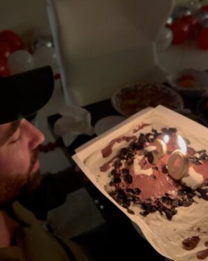 Yael Shelbia Instagram - אהוב שלי זהו הגעת לגיל 30 
היינו אמורים לחגוג עכשיו , אבל המציאות קצת אחרת. 
 והאמת שהדבר הכי חשוב זה שאתה פה לצידי 
בריא ושלם. 
מה7 לאוקטובר החרדה והפחד תקפו אותי
לילות של בכי בלי שינה ואתה תמיד פה מחבק ומרגיע אותי עד שאני נרדמת וכל בוקר מעיר אותי ומזכיר לי שזה הזמן לתת מעצמי ולעשות כמה שיותר למען האחר. 
24/7 של נתינה מהבוקר עד הלילה. 
קם ישר לחמ״ל ומשם ממשיך לחיילים, לפצועים ולמשפחות שכולות.
רואה ושומע דברים שלא כל אחד יכול להכיל 
ובאותה נשימה עסוק בלשמח את אותם אנשים, 
לשיר להם והעיקר להעלות להם חיוך על הפנים.
לראות אותך מהצד ולבכות מהתרגשות 
ושתדע שאני גאה בך, בנשמה שאתה.
אוהבת אותך ותמיד פה לצידך. 
אז תודה שאתה שלי.
אני מאחלת לעצמי כל בוקר להתעורר לצידך 
ולראות אותך מניח תפילין 
חולמת כל שישי להדליק נרות ולהביא לך נשיקה במצח 
לגדול איתך ביחד שני ילדים בלי פחד. 
מתפללת שרק תהיה בריא ומאושר 
ותגשים כל חלום בעזרת ה׳ 
אני רוצה שתדע שאני תמיד שלך 
מהיום שנפגשנו ועד הנצח ♥️
בעזרת ה׳ שנדע ימים טובים יותר מאושרים יותר 
יום הולדת שמח עומר שלי אני אוהבת אותך ♥️