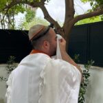 Yael Shelbia Instagram - אהוב שלי זהו הגעת לגיל 30 היינו אמורים לחגוג עכשיו , אבל המציאות קצת אחרת. והאמת שהדבר הכי חשוב זה שאתה פה לצידי בריא ושלם. מה7 לאוקטובר החרדה והפחד תקפו אותי לילות של בכי בלי שינה ואתה תמיד פה מחבק ומרגיע אותי עד שאני נרדמת וכל בוקר מעיר אותי ומזכיר לי שזה הזמן לתת מעצמי ולעשות כמה שיותר למען האחר. 24/7 של נתינה מהבוקר עד הלילה. קם ישר לחמ״ל ומשם ממשיך לחיילים, לפצועים ולמשפחות שכולות. רואה ושומע דברים שלא כל אחד יכול להכיל ובאותה נשימה עסוק בלשמח את אותם אנשים, לשיר להם והעיקר להעלות להם חיוך על הפנים. לראות אותך מהצד ולבכות מהתרגשות ושתדע שאני גאה בך, בנשמה שאתה. אוהבת אותך ותמיד פה לצידך. אז תודה שאתה שלי. אני מאחלת לעצמי כל בוקר להתעורר לצידך ולראות אותך מניח תפילין חולמת כל שישי להדליק נרות ולהביא לך נשיקה במצח לגדול איתך ביחד שני ילדים בלי פחד. מתפללת שרק תהיה בריא ומאושר ותגשים כל חלום בעזרת ה׳ אני רוצה שתדע שאני תמיד שלך מהיום שנפגשנו ועד הנצח ♥️ בעזרת ה׳ שנדע ימים טובים יותר מאושרים יותר יום הולדת שמח עומר שלי אני אוהבת אותך ♥️