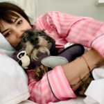 Yamila Reyna Instagram - Me tienen rodeada!🐶🦫😁 Y a ti quien te invade la cama los domingos? @elchangoernes #castorelprimo #Domingo