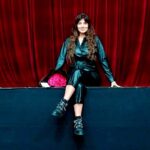 Yamila Reyna Instagram - Acá les comparto un poco del backstage de la hermosa noche que viví en el estreno de @mimadreminoviayyo.cl en @teatro_nescafe #enreirnos😂 Les gusta ir al teatro?🎭 🎥: @mundoleon