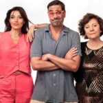 Yamila Reyna Instagram - Y “El show debe continuar” Falta 1 MESSSSS!!! Y se viene esta gran comedia @mimadreminoviayyo.cl 🎭 Con @chamojung @m.elenaduvauchelle en 📍@teatro_nescafe 🎟️ @ticketmastercl 📆 del 8 al 10 de mayo.