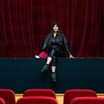 Yamila Reyna Instagram - Y volví! Nose como pasaron 6 años… Pero volver a verlos en vivo, sentir las risas, los aplausos, ver sus caras! sentir esa energía, pfff si supieran lo feliz que me hacen sentir! 3000 personas en apenas 3 funciones! Gracias gracias y gracias! Nos vemos hoy en @mimadreminoviayyo.cl 🎭 Sueñen con los ojos abiertos, SIEMPRE Gracias @teatro_nescafe que lujo tu escenario.