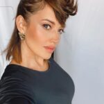 Yamila Reyna Instagram - Mi pelo es tan camaleónico como yo, como mi carrera, y como las capas de mis diferentes versiones que voy descubriéndome en la vida. Dicen que en que cada hito importante de una mujer, se plasma en su pelo. Pues bien, acá un reflejo de ello!😂 Y los reconocimientos son para @giancarlodiazza años de paciencia y crear arte con mis locuras 💇🏻‍♀️♥️ Que look les gustó más? ❌Alerta de Spoiler❌ Se viene un nuevo grannnnn cambio😱