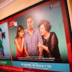 Yamila Reyna Instagram - Y volví! Nose como pasaron 6 años… Pero volver a verlos en vivo, sentir las risas, los aplausos, ver sus caras! sentir esa energía, pfff si supieran lo feliz que me hacen sentir! 3000 personas en apenas 3 funciones! Gracias gracias y gracias! Nos vemos hoy en @mimadreminoviayyo.cl 🎭 Sueñen con los ojos abiertos, SIEMPRE Gracias @teatro_nescafe que lujo tu escenario.