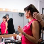 Yamila Reyna Instagram - Y volví! Nose como pasaron 6 años… Pero volver a verlos en vivo, sentir las risas, los aplausos, ver sus caras! sentir esa energía, pfff si supieran lo feliz que me hacen sentir! 3000 personas en apenas 3 funciones! Gracias gracias y gracias! Nos vemos hoy en @mimadreminoviayyo.cl 🎭 Sueñen con los ojos abiertos, SIEMPRE Gracias @teatro_nescafe que lujo tu escenario.
