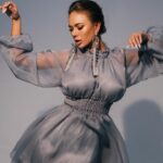 Yana Koshkina Instagram - Я снова с Вами!🤪 Пока потеряно обоняние. Постоянно хочется спать. Жарко. И головушка тормозит даже больше обычного))) Сколько у меня в подписчиках сейчас с ковидом?🙋🏻‍♀️ Держимся, мои дорогие!!!💪🏼🥰 Фото: @me.lenn Стилисты: @malamen_ekaterina @zavialova_liana Визажист: @piko.sha Ретушь: @ksenia_arhart