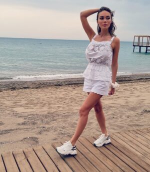 Yana Koshkina Instagram - Продолжаю рубрику «нет фотошопу»🤪🔫 Или хватит мне уже быть такой «смелой»?😂
Какую фотку выбираем лучшей?) 
Фотограф: мама Марго