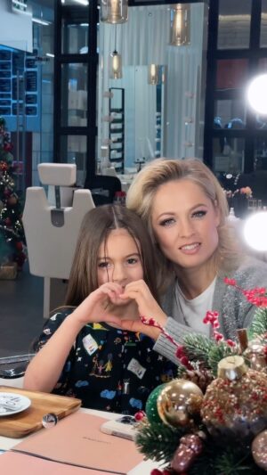 Yanina Studilina Instagram - Как мы готовились к Дню Рождения Анечки в @burobeauty ❤️💇🏼‍♀️💅🏻

@olgakniazeva_76