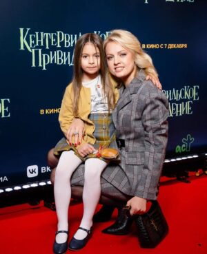 Yanina Studilina Instagram - Сходили с Аней на Премьеру мультика «Кентервильское привидение» 👯‍♀️

Но это не главное: все самое интересное было ДО. В общем: мы собрались сходить на Премьеру. Первая совместная красная дорожка дело ответственное, записались вместе на мейк и укладку в любимый @burobeauty . НО перекрыли новый арбат и Кутузовский! Совсем! Наглухо! Мы решили дойти пешком до салона и не зря 🤪

А далее пришлось опешиться и бегом в Метро, чтобы все успеть! И успели! Вбежали в кинотеатр, а там…сосиски в тесте! И куча детских блогеров)))) 

Классная озвучка от @garikkharlamov и @marina_phedunkiv и @milana_nekrasova_ , в общем must see!

💄 @burobeauty 
📸 @molchanovsky_alexei  @ugolphoto