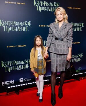 Yanina Studilina Instagram - Сходили с Аней на Премьеру мультика «Кентервильское привидение» 👯‍♀️

Но это не главное: все самое интересное было ДО. В общем: мы собрались сходить на Премьеру. Первая совместная красная дорожка дело ответственное, записались вместе на мейк и укладку в любимый @burobeauty . НО перекрыли новый арбат и Кутузовский! Совсем! Наглухо! Мы решили дойти пешком до салона и не зря 🤪

А далее пришлось опешиться и бегом в Метро, чтобы все успеть! И успели! Вбежали в кинотеатр, а там…сосиски в тесте! И куча детских блогеров)))) 

Классная озвучка от @garikkharlamov и @marina_phedunkiv и @milana_nekrasova_ , в общем must see!

💄 @burobeauty 
📸 @molchanovsky_alexei  @ugolphoto
