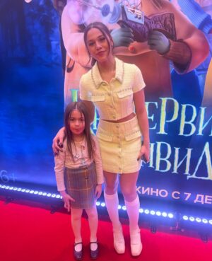 Yanina Studilina Instagram - Сходили с Аней на Премьеру мультика «Кентервильское привидение» 👯‍♀️

Но это не главное: все самое интересное было ДО. В общем: мы собрались сходить на Премьеру. Первая совместная красная дорожка дело ответственное, записались вместе на мейк и укладку в любимый @burobeauty . НО перекрыли новый арбат и Кутузовский! Совсем! Наглухо! Мы решили дойти пешком до салона и не зря 🤪

А далее пришлось опешиться и бегом в Метро, чтобы все успеть! И успели! Вбежали в кинотеатр, а там…сосиски в тесте! И куча детских блогеров)))) 

Классная озвучка от @garikkharlamov и @marina_phedunkiv и @milana_nekrasova_ , в общем must see!

💄 @burobeauty 
📸 @molchanovsky_alexei  @ugolphoto