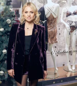 Yanina Studilina Instagram - На днях в ГУМе в Estelle Gallery @estelle_adony прошел новогодний праздник Lise Charmel и презентация рождественской коллекции.

Мне всегда нравилось выбирать красивое белье и новая коллекция оправдала ожидания!

Как думаете красивое белье на женщине важнее для нее или для него?