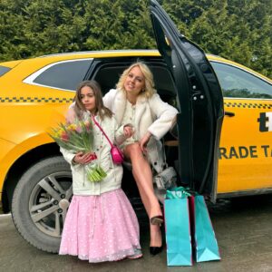 Yanina Studilina Instagram - 😻Март - это начало весны, вся природа просыпается от зимней спячки 🌷
Дорогие женщины, с 8 марта, с нашим днем! Будьте любимыми, будьте желанными и любите себя! А я очень счастлива 🫶
А мы мчим поздравлять нашу с Анечкой школьную подругу с днем рождения и, конечно, выбираем @yandex.go , так как это всегда быстро, качественно и безопасно!

 #тарифдетский #яндекс