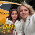 Yanina Studilina Instagram - 😻Март - это начало весны, вся природа просыпается от зимней спячки 🌷 Дорогие женщины, с 8 марта, с нашим днем! Будьте любимыми, будьте желанными и любите себя! А я очень счастлива 🫶 А мы мчим поздравлять нашу с Анечкой школьную подругу с днем рождения и, конечно, выбираем @yandex.go , так как это всегда быстро, качественно и безопасно! #тарифдетский #яндекс